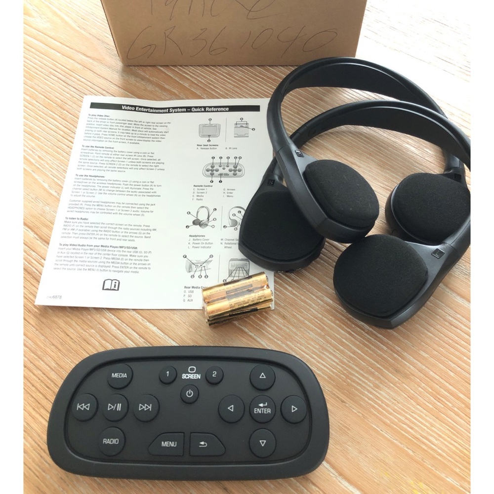 BNIB! GM Wireless Headphone Video Set